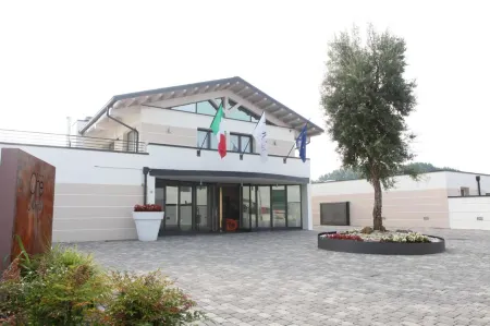 OneMhotel Отели в г. Делло