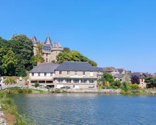 Hôtel Restaurant Du Lac Hôtels à : Combourg