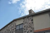 Stonecroft Inn Отели рядом с достопримечательностью «Университет Ассумпшен»