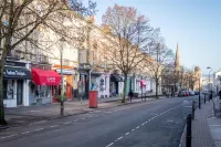 Elliot Oliver - Luxury 2 Bedroom Regency Apartment with Parking & EV Charger