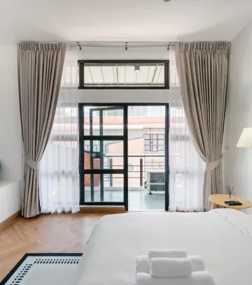 ห้องเตียงใหญ่ พร้อมระเบียง