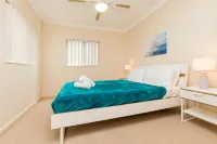 Beaches on Wave Street Hotel a Mudgeeraba