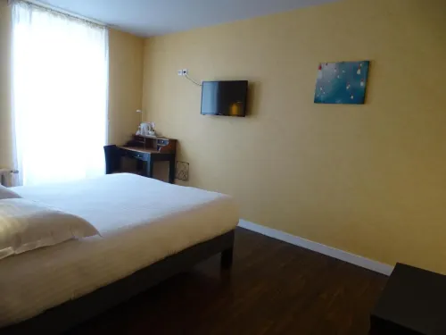 LA CROIX D'OR LOGIS Hôtels Hôtels à : Meslan