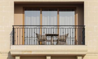 Gem Beachfront Apt with Amazing Bay and Sea Views