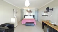 Silver Fern Beach Retreat - Pool