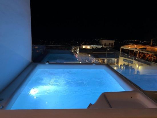 Emfasis Luxury Villa with Heated Jacuzzi-Sunset View