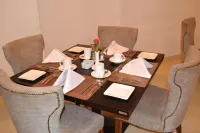 The White Rhino Hotel - พร้อมอาหารเช้า