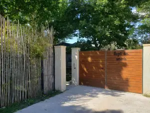Le Mazet des Amants, Cabane en Bois Avec Jacuzzi Privatif