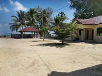 Faris's Homestay & Resort Hotels in Semerak