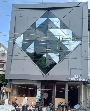 JMB Hotel Height Отели рядом с Аэропорт Индор