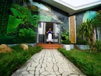 Commander Lodge Hotels near Paradise Cave