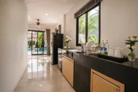 Benz & Ben Khaolak Retreat - parking