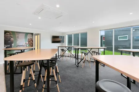 Podium Lodge Отели рядом с достопримечательностью «Мейпл Арборетум»