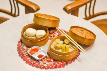 Pendopo Andari Homestay Отели в г. Gondomanan