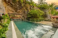 The Oversleep Catba Hostel & Pool Bar - Pools