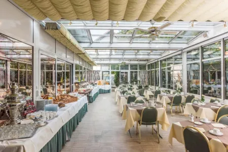 Hotel am Schlosspark Отели в г. Исманинг