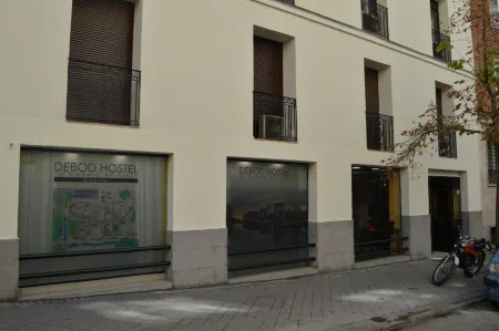 Debod Hostel Отели рядом с достопримечательностью «Небоскреб "Испания"»