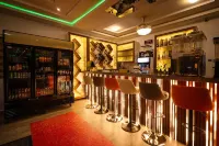 Cherry Signature Condos - bar