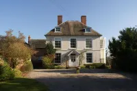 Trelough House B&B Hotels in Thruxton