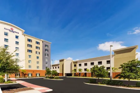 Candlewood Suites Orlando - Lake Buena Vista Отели рядом с достопримечательностью «Бейзилика оф Нешнел Шрайн оф Мэри, Квин оф Юниверс»