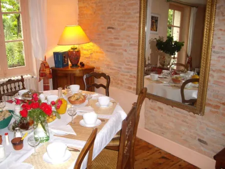 Chambres d'Hôtes les Douves Отели в г. Сес-Савес