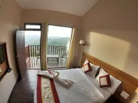 Warmth Hill Crest Hotels near Poombarai village