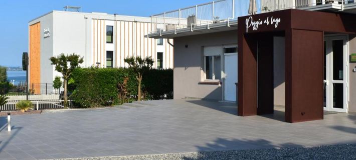 Poggio Al Lago Apartments & Rooms โรงแรมในซีร์มิโอเน่