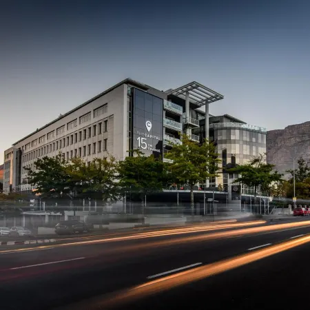 The Capital 15 on Orange Hotel & Spa Отели рядом с достопримечательностью «Гарденс»
