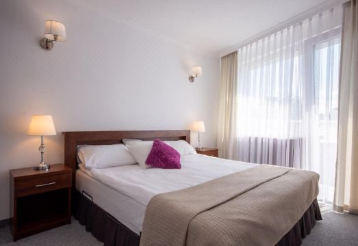 Hotel Jen Manila Over view