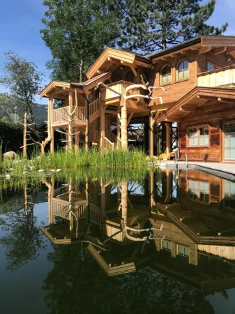 Flora - Das Kleine Gartenhotel Отели рядом с достопримечательностью «Шивельт Эльмау - Бергбанен Эльмау»