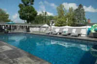 Knotty Pine Motel - Uima-altaat