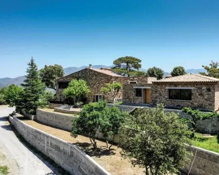 Kyrn Flor - Domaine Sant Antone Hotels in Corte