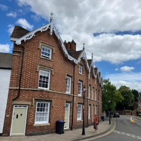 Town Centre Apartment Perfect Location with on-Street Parking