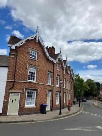 Town Centre Apartment Perfect Location with on-Street Parking