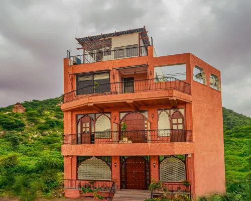Artisav House Hotels in Amer