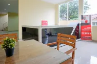 RedDoorz @ Jalan Bali Cilacap Hotels in Jeruklegi