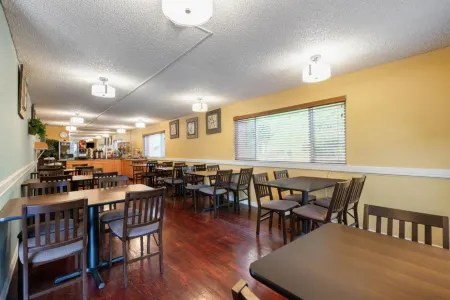 Sutton Suites Hotel Отели рядом со станцией Link Light Rail - Tukwila Station