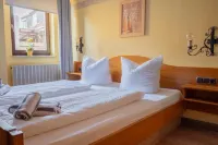 Gasthof Zum Goldenen Schiff - Lehm, Stil & Altstadtflair Các khách sạn gần Kapelle