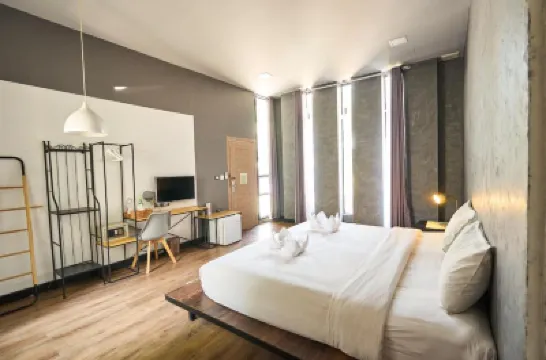 Sherloft Home & Hostel Hotels near وات فرا سينغ