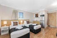 Castle Crest Motel Hotels in Garbutt