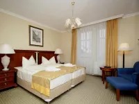 Hotel Villa Huber Hotel dekat Wurzelpark Arriach - Gerlitzen