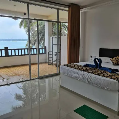 Cool Beach Hotel Hotel dekat Pantai Akurala