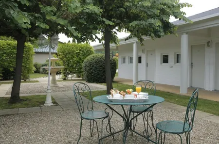 Hôtel Grand Confort Le Moulin Rouge Отели в г. Ла Касань