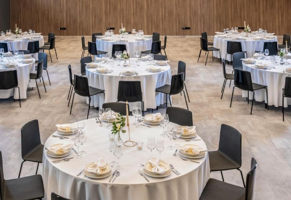 플로우 호텔 & 컨퍼런스의 모던한 객실 내부