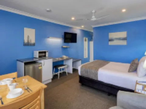 Colonial Motel & Apartments Hotels in Young