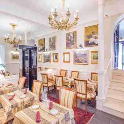 Old Town City Center Apartments Dining/Meeting Rooms