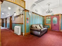 Manor on the Park Backpackers Hotels near St. Clair Beach