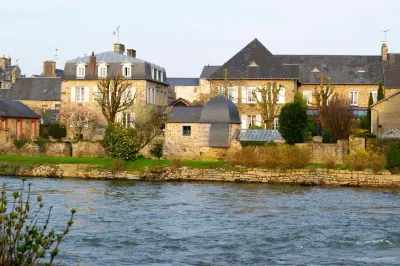 Logis Hotel Restaurant Auberge de La Sélune فنادق في Saint-Laurent-de-Terregatte