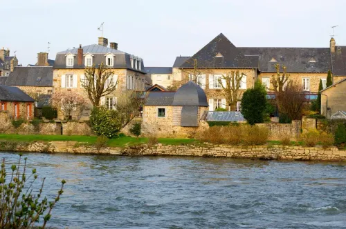 Logis Hotel Restaurant Auberge de La Sélune Hotel di Saint-Laurent-de-Terregatte