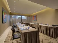 The House Boutique Suites Отели рядом с достопримечательностью «Радужная улица»